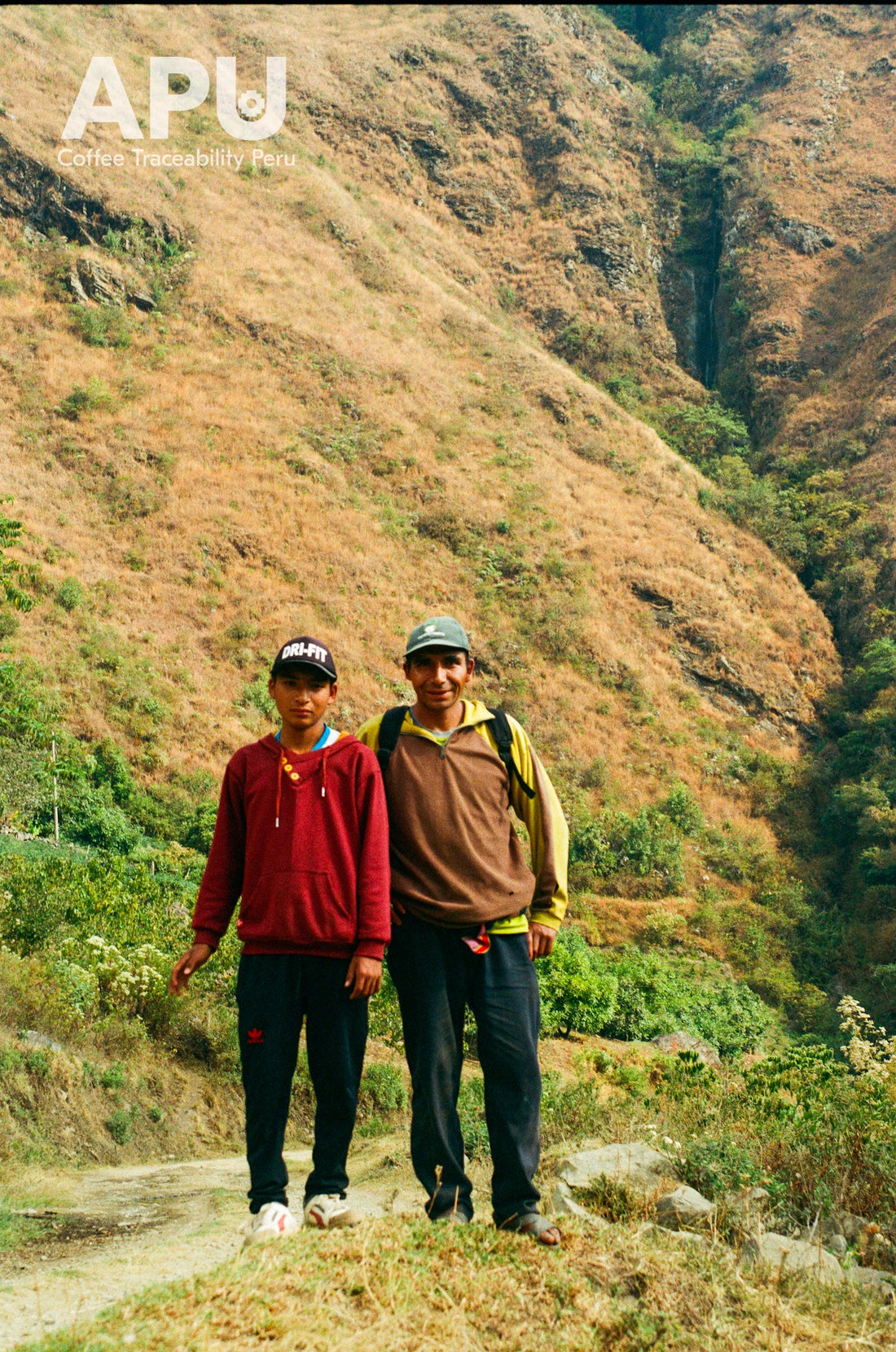 Cirilo Andarapino junto a su hijo en la finca familiar del valle de Incahuasi