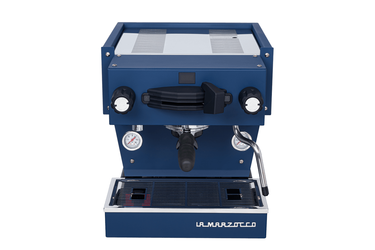 Cafetera La Marzocco Linea Mini en azul con portafiltro