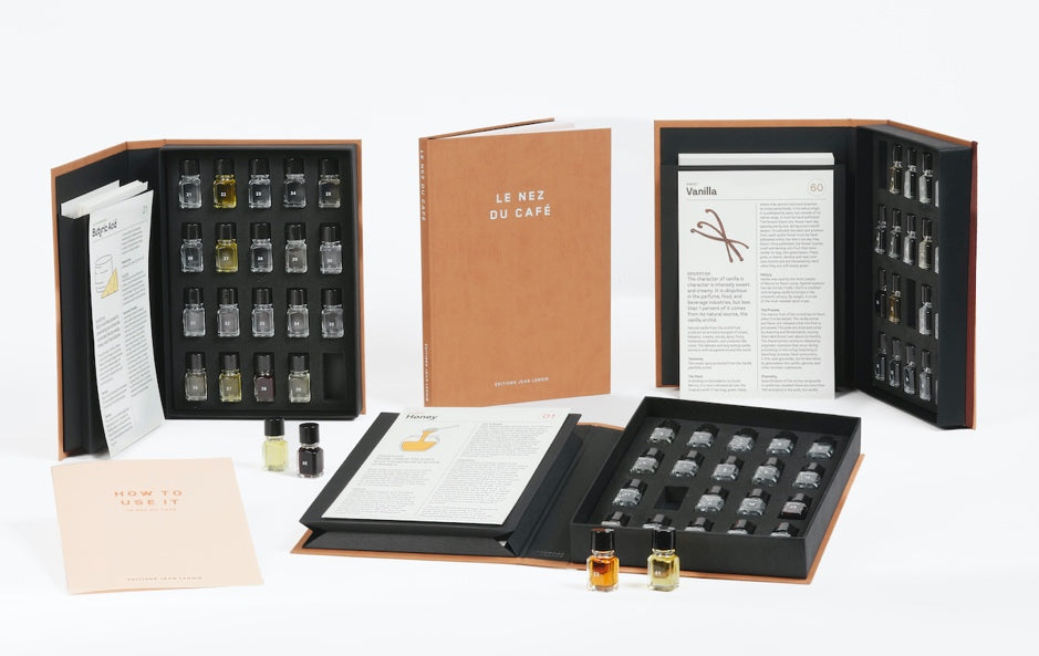 alt="Entrenamiento profesional con kit de aromas Le Nez du Cafe" alt="Sesión de cata con kit sensorial Le Nez du Cafe"